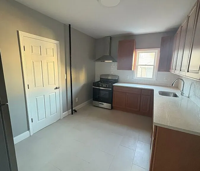 65 Caroline Ave #2L — Photo 2