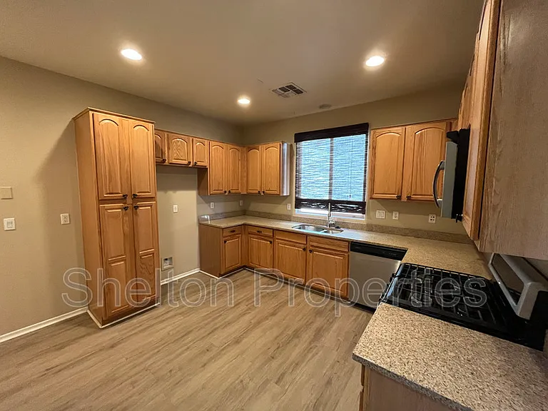 2958 N Clanton St — Photo 2