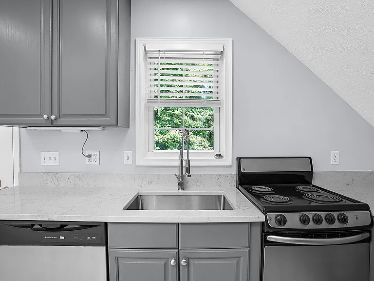 587 A St #R — Photo 10