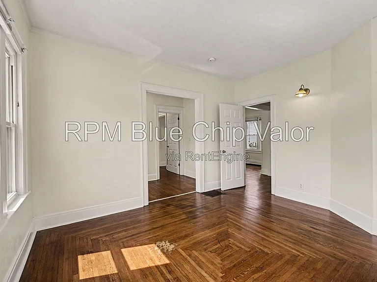 1832 Woodlawn Ave — Photo 9