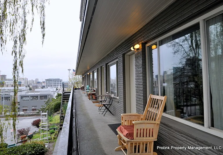 2nd Fl - Walkway
