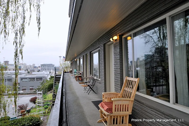 2nd Fl - Walkway - 304 E Thomas St #5
