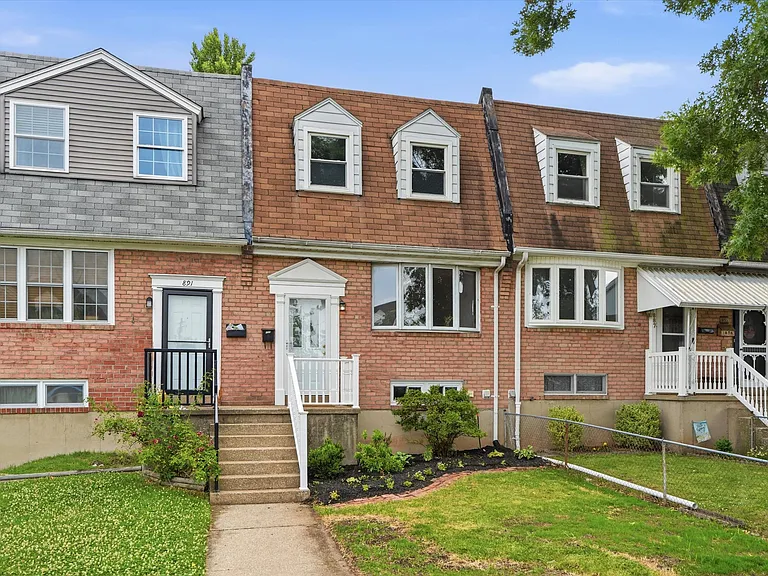 889 Oxford Ave — Photo 3
