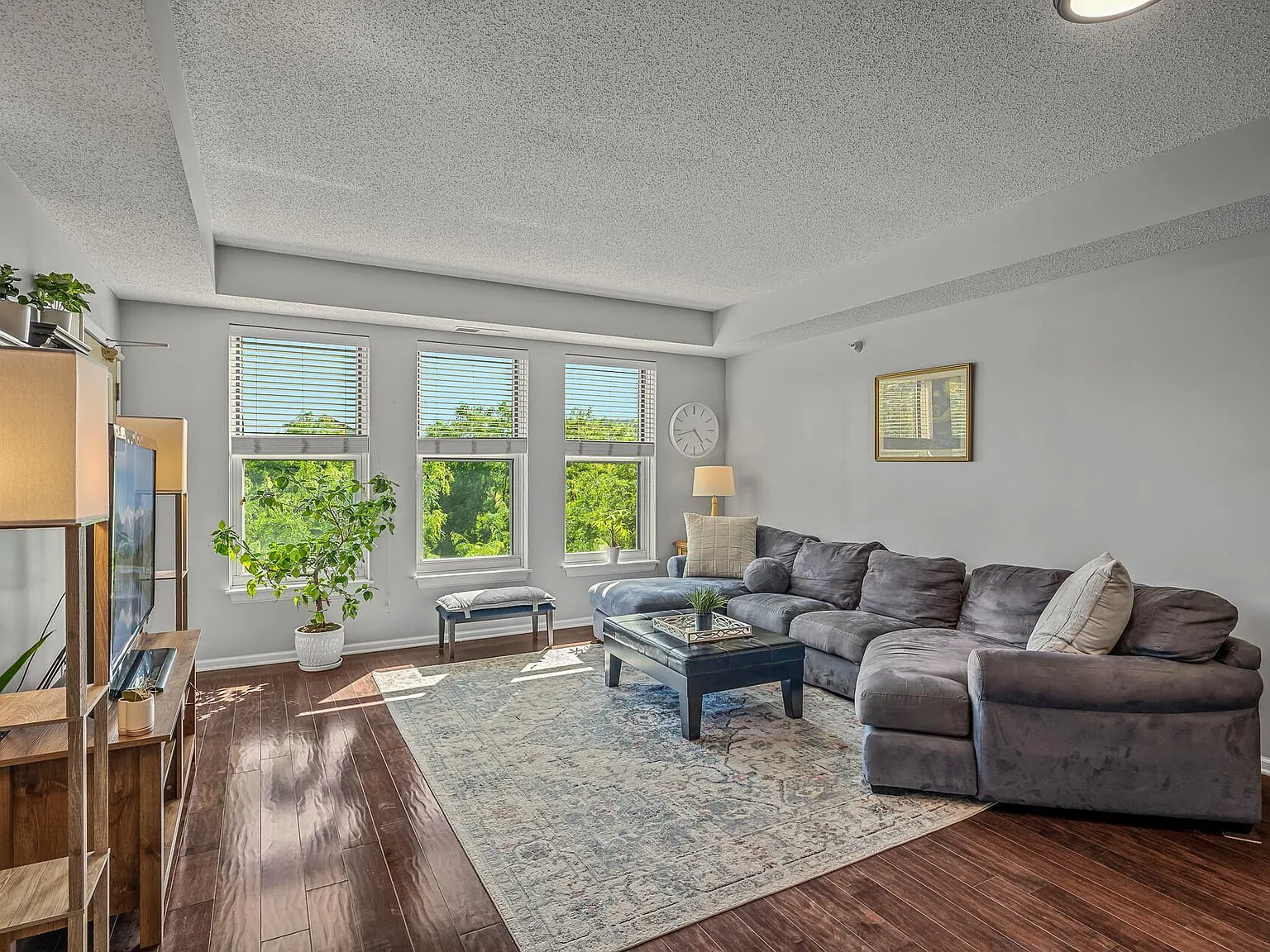 2 bed, 2.0 bath, 1025 sqft, $2,499 — Photo 2