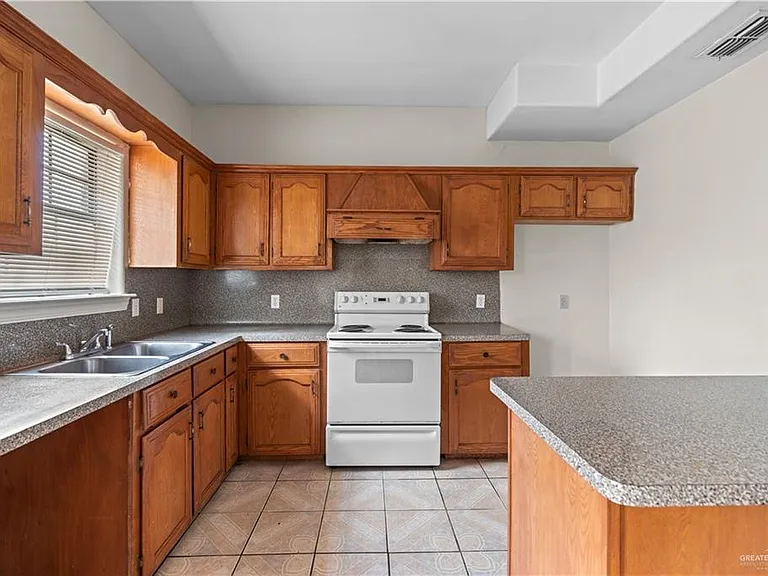 2606 Charleston Ln — Photo 7