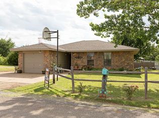 302 N Hilltop Rd, Apache, OK 73006