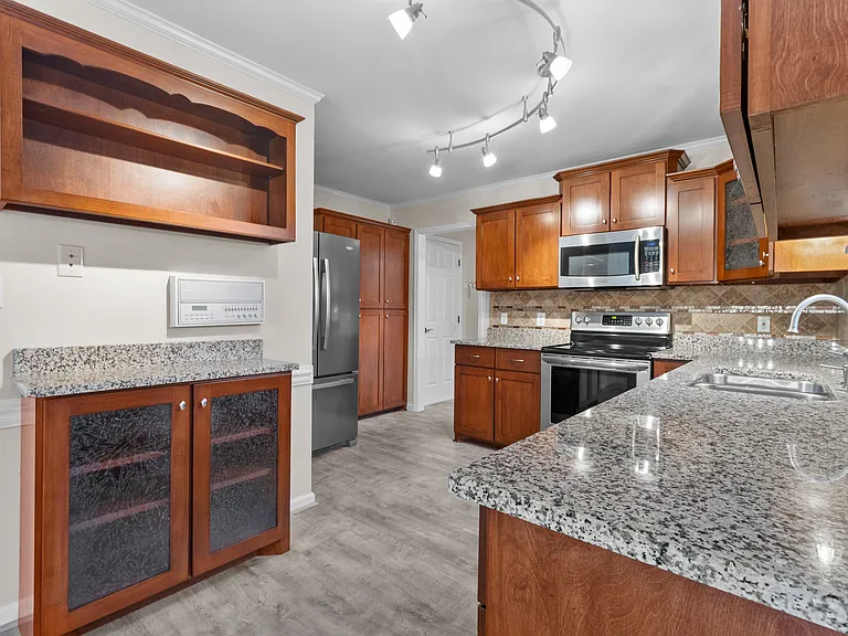 502 Westfield Ln — Photo 15