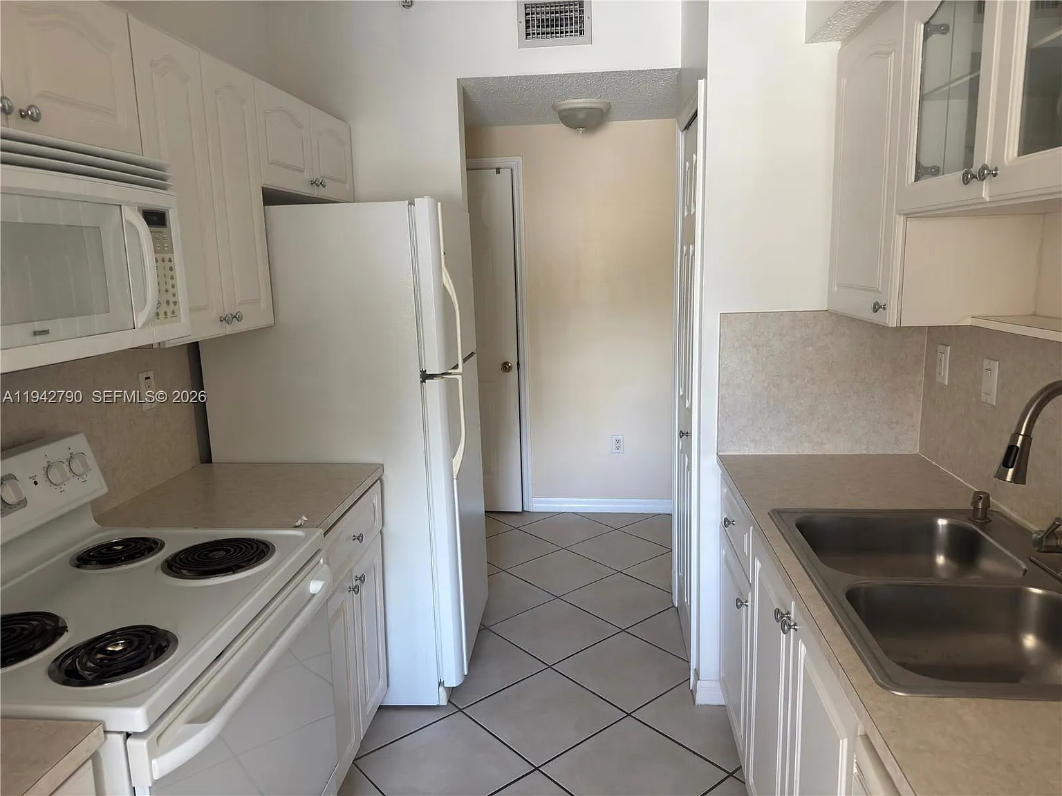 3 bed, 2.0 bath, 1247 sqft, $2,395 — Photo 4