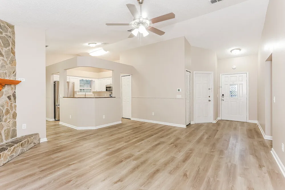 3 bed, 2.0 bath, 1319 sqft, $1,770 — Photo 3