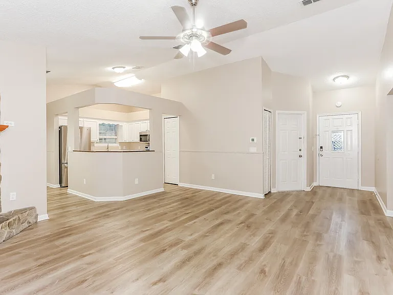 1704 Sandy Hollow Loop — Photo 3