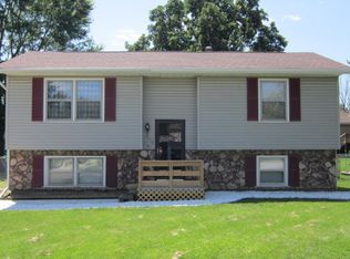 610 Arrowhead Ln, Heyworth, IL 61745