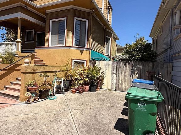 5th image of 1722 Bay St