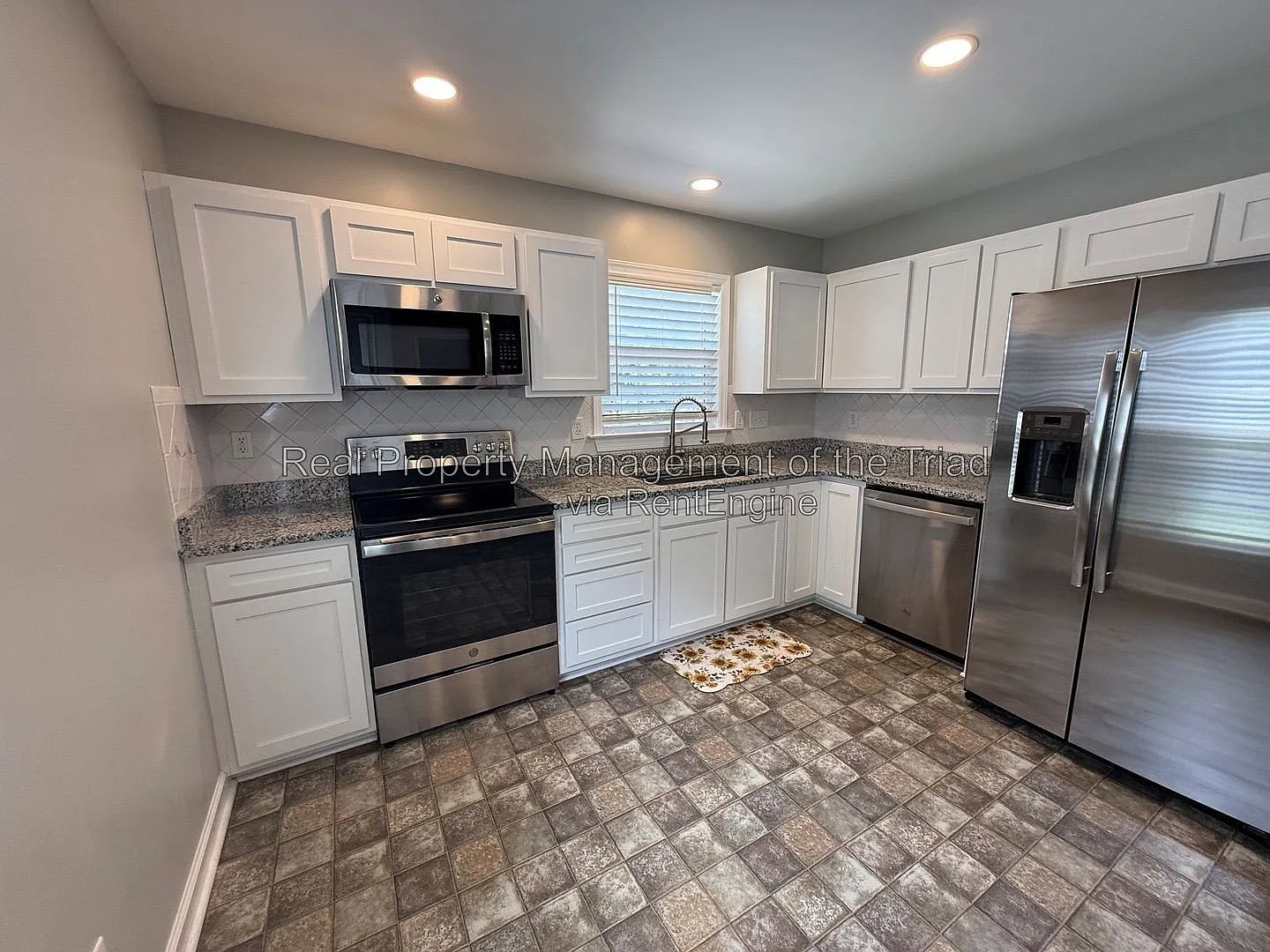 3 bed, 2.5 bath, 2020 sqft, $2,095 — Photo 4