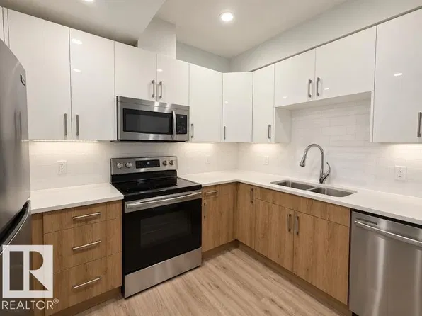 8094 Kiriak Line SW, Edmonton, AB T6W 4V2
