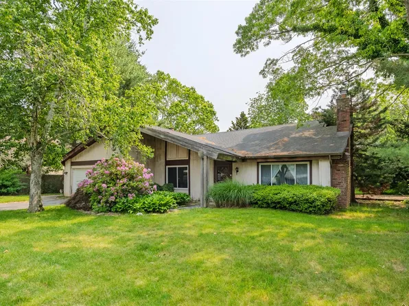 37 Glenmere Lane, Coram, NY 11727