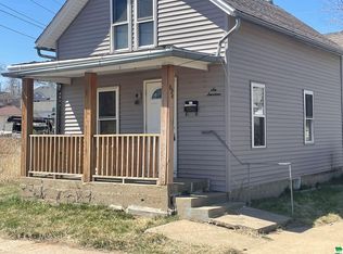 614 W 2nd St, Sioux City, IA 51103