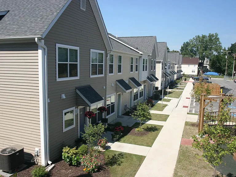 Tremont Pointe Apartments — Photo 16