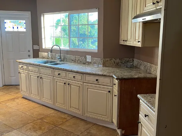 943 W C St, Colton, CA 92324