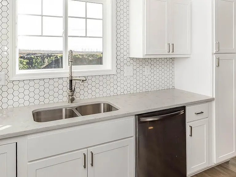 824 Cathy Dr W — Photo 4