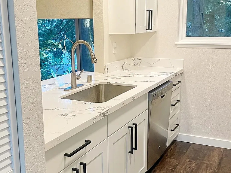 Kitchen w/ walk-in pantry