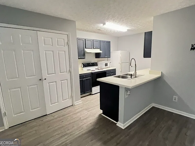 2279 Strathmoor Manor Dr — Photo 4