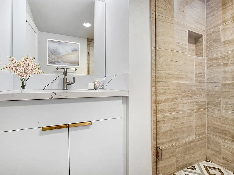 8430 De Longpre Ave — Photo 6