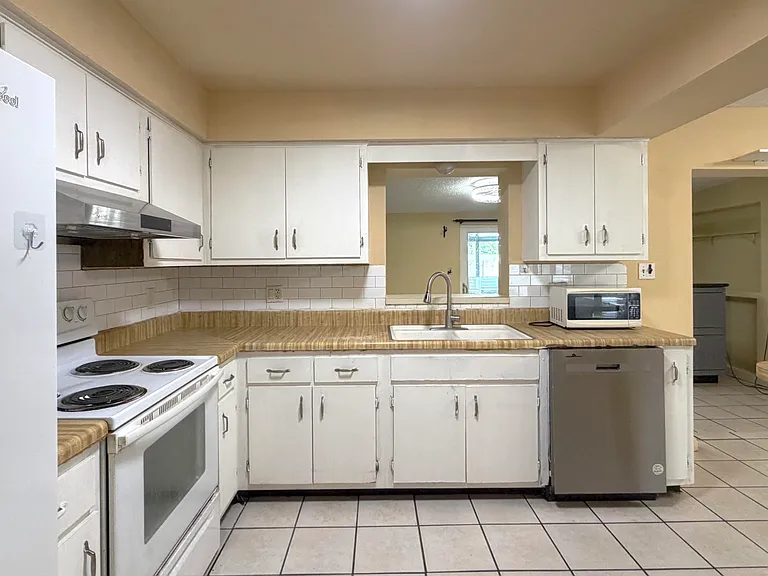 889 Hendry Dr — Photo 5