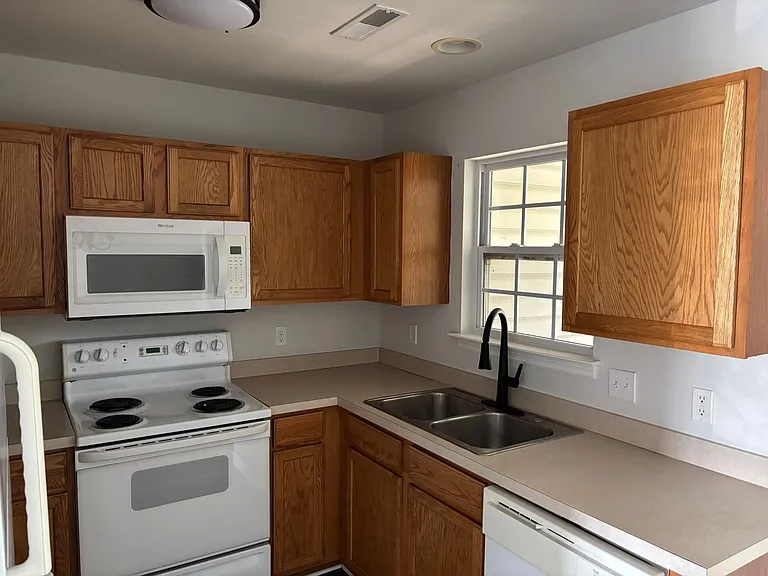 122 Hornby Cir — Photo 5
