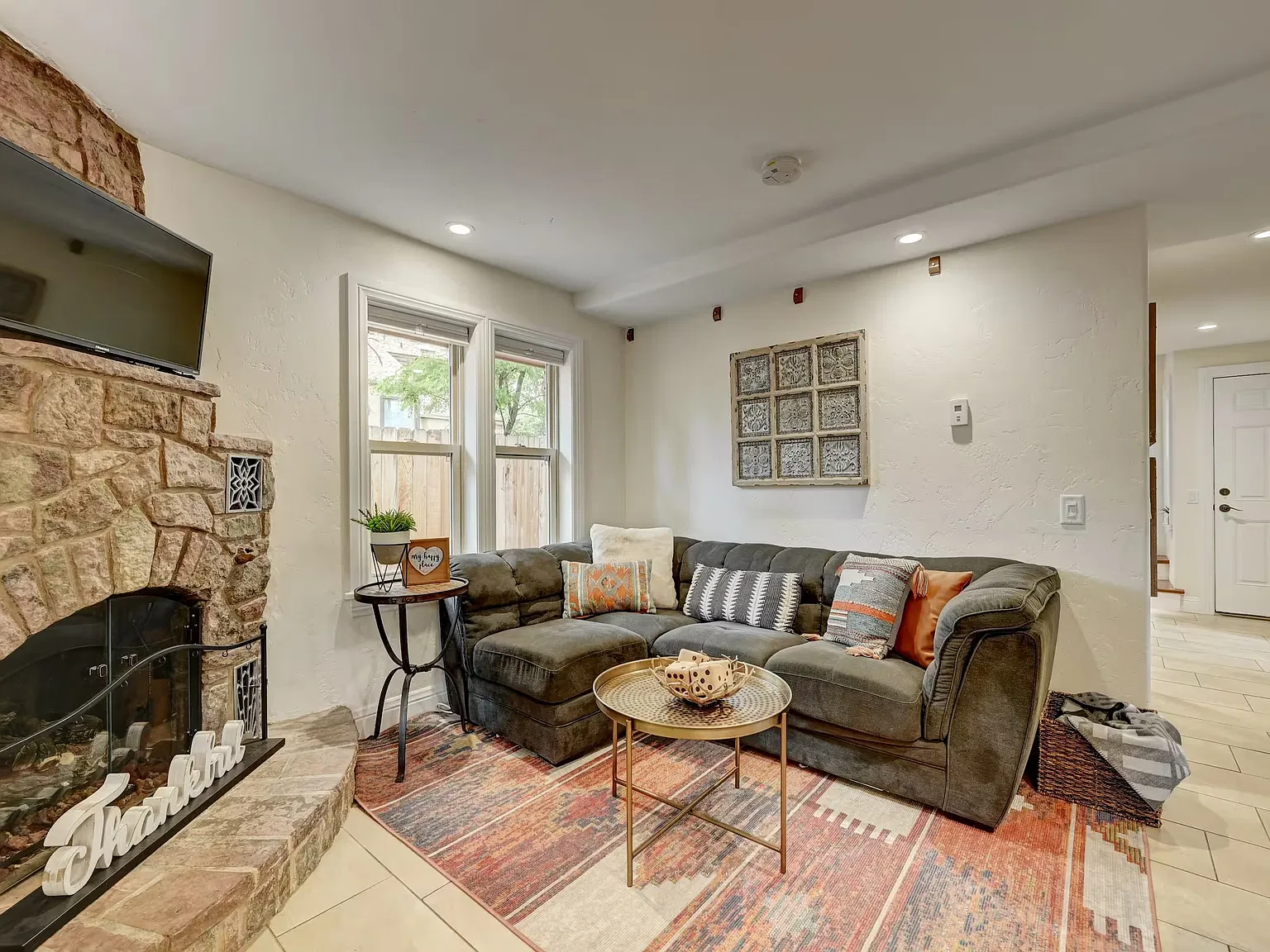 2 bed, 793 sqft, $2,400 — Photo 2