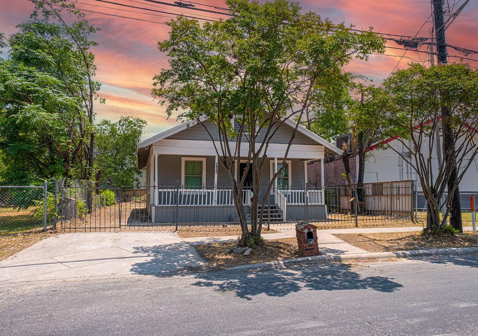 Charming and Modern Living Near Downtown San Antonio — Photo 2