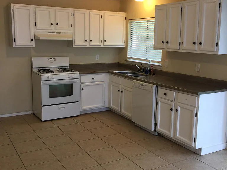 216 Gamblewood — Photo 8