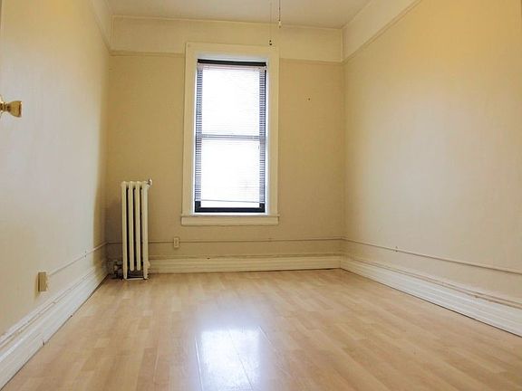4th image of 3525 Crescent St APT 1R