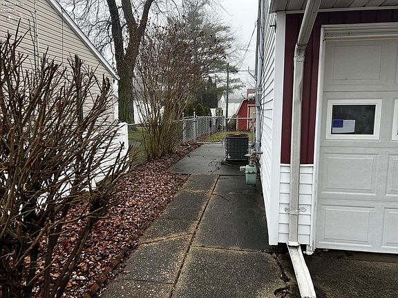 3rd image of 2908 N Bayview Ln