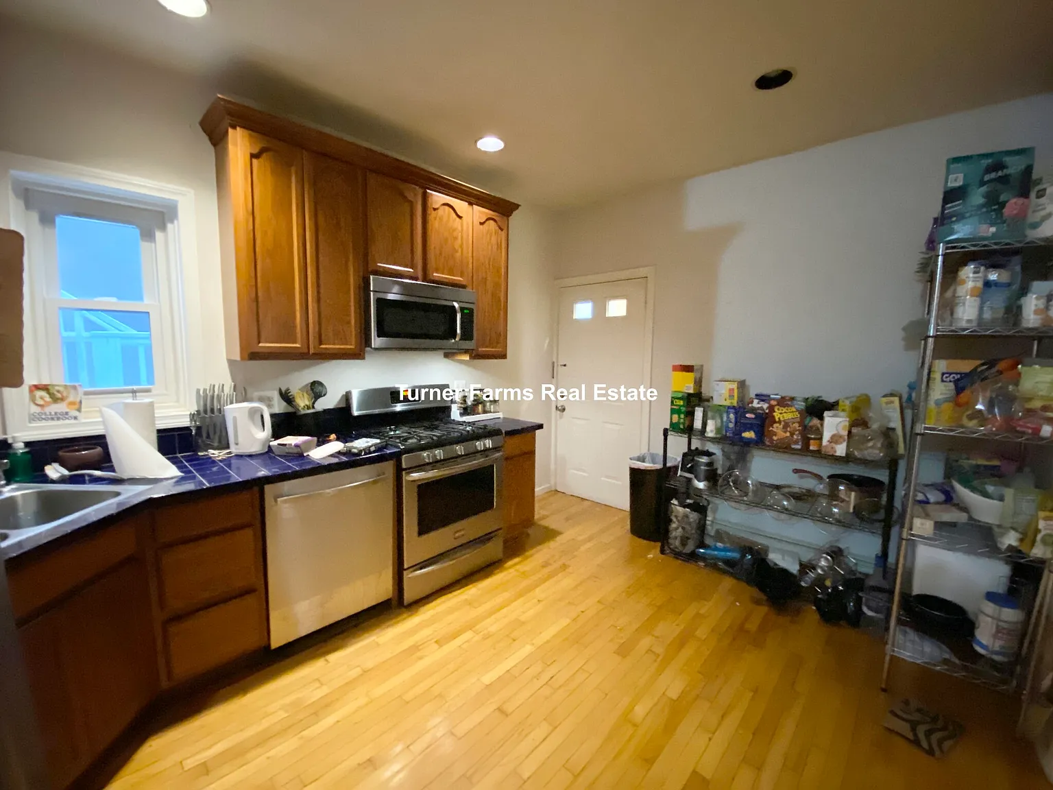 4 bed, 1.5 bath, 9999 sqft, $5,600 — Photo 2