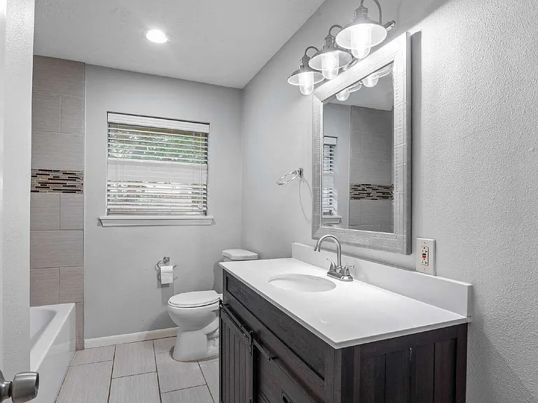 118 E Thornton Rd — Photo 8
