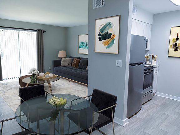 SPACIOUS LIVING ROOM AT THE BLUFFS OVER CUMBERLAND