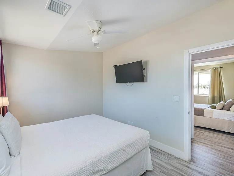 3954 Keystone Ct — Photo 15