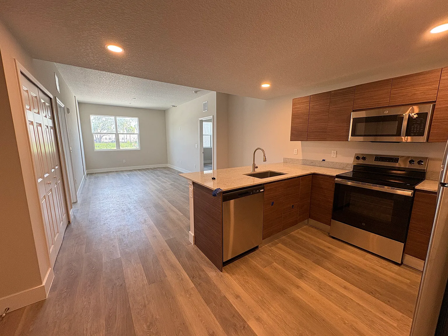 2 bed, 1022 sqft, $1,550 — Photo 3