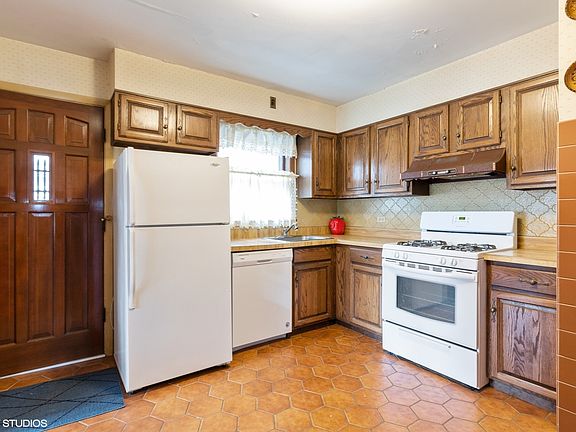 4th image of 8712 N Oketo Ave