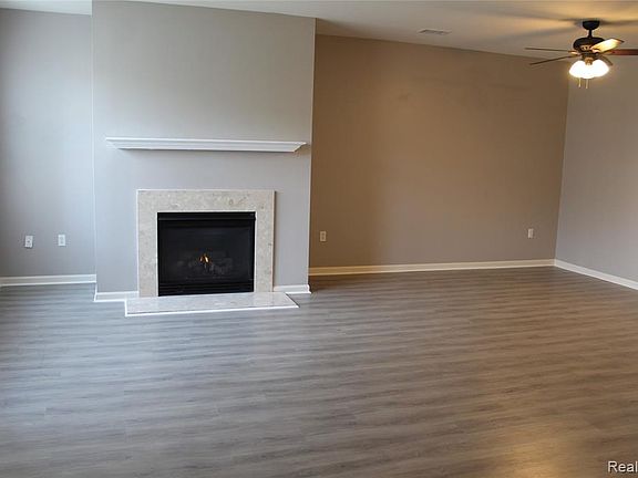 4th image of 4030 Norwich Dr #9
