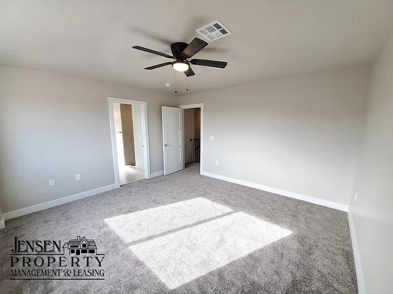 Three Bedroom Red Mountain Vista Town Home — Photo 20