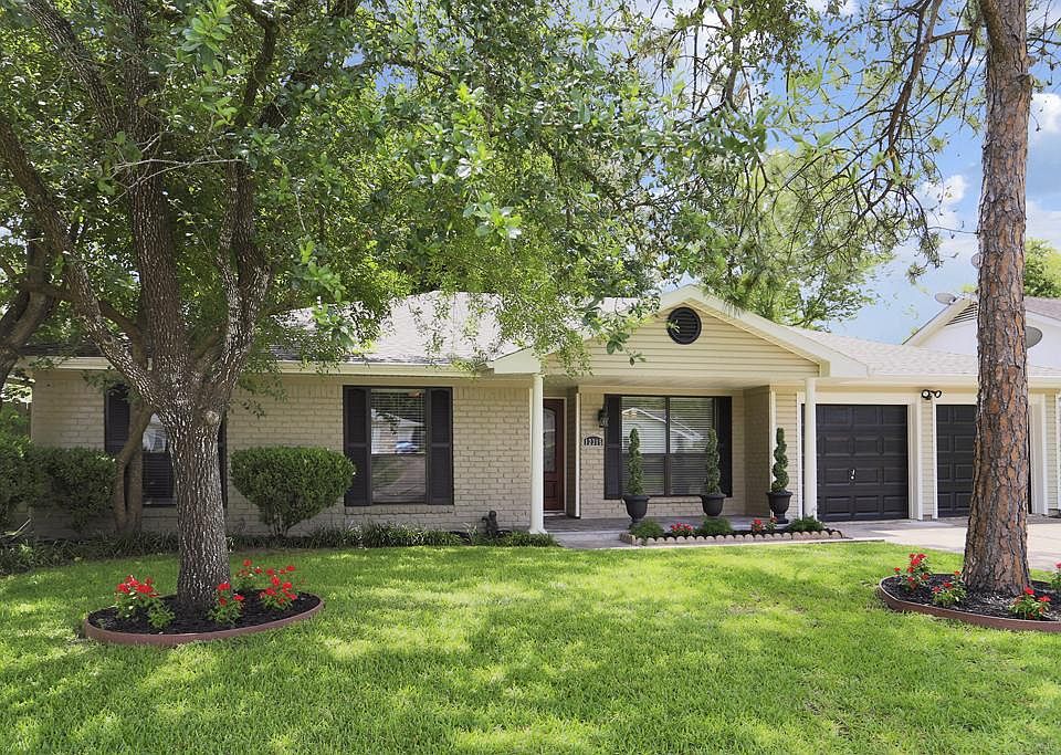 Classic & Elegant traditional styled home nestled in quiet Ashton South Subdivision