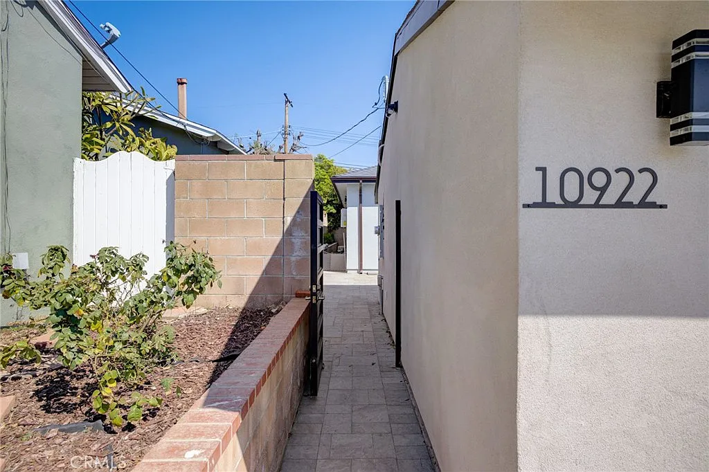 2 bed, 1000 sqft, $3,300 — Photo 2