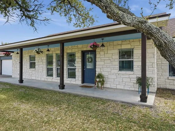 110 Sanleanna Dr, Rockport, TX 78382