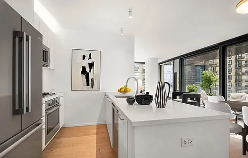 685 1st Ave #27P Photo 1