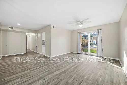 1006 Barclay Sq Photo 1
