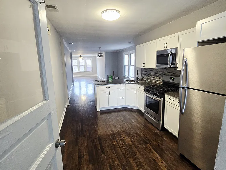 4819 W George St #2 — Photo 12