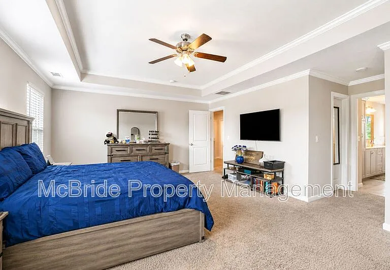 560 Hampton Dr — Photo 20