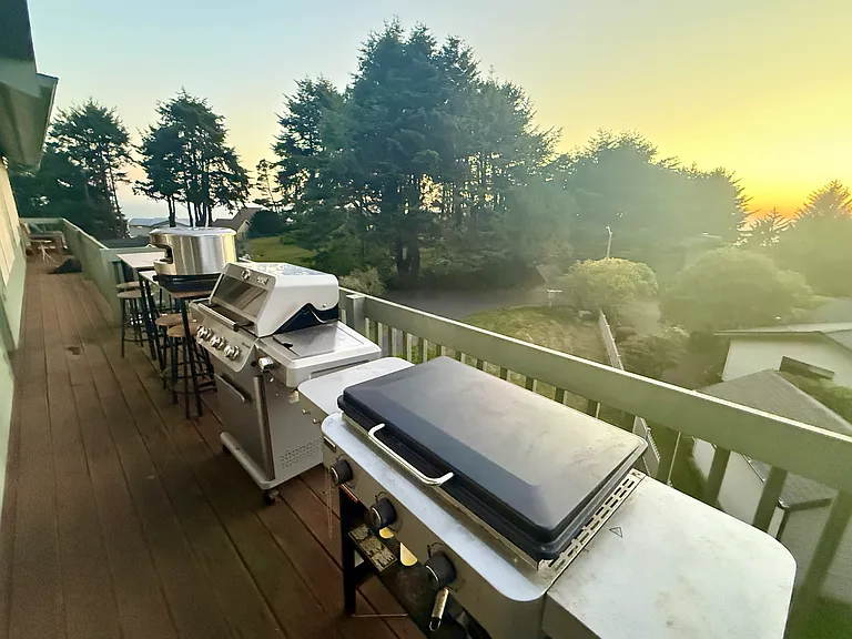 Relax around the fire and enjoy spectacular, panoramic Southern Oregon sunsets over the ocean while your homemade pizza bakes to perfection in the outdoor pizza oven.