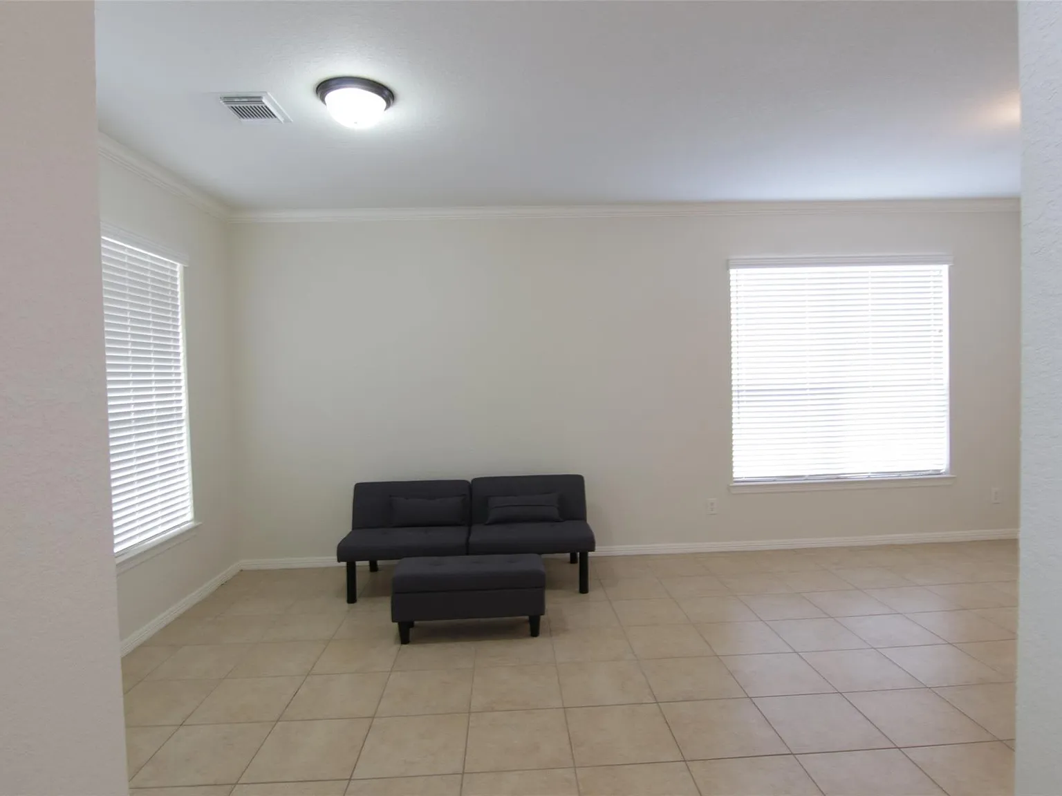4 bed, 2.5 bath, 2378 sqft, $2,300 — Photo 4